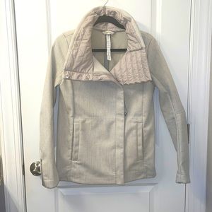 Lululemon Asymmetrical canvas jacket, size 6, true to size. Excellent shape.